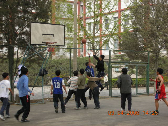 在基础园区进行篮球赛